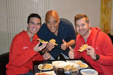 Gasten met een stuk pizza